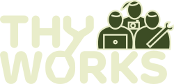 Thy Works Logo - Fuldt logo med grøn baggrund og Beige tekst